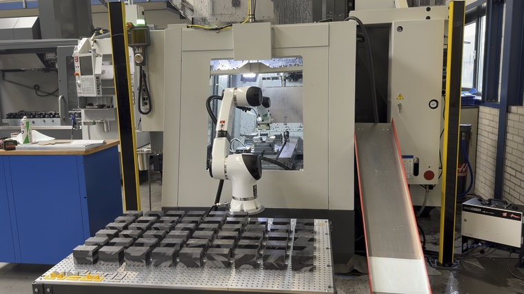 Haas VF-2YT + HC10 cobot